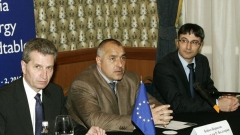 EU-Energiekommissar Günther Oettinger (l.), Ministerpräsident Bojko Borissow (m.) und Wirtschafts- und Energieminister Trajtscho Trajkow nahmen teil an einer Konferenz des Energie- und Wirtschaftsforums der Schwarzmeerregion in Sofia